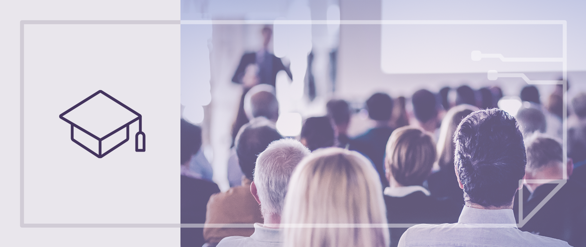 Ludzie siedzący na sali konferencyjnej - widok z tyłu sali. W dali rozmyty prowadzący i ekran rzutnika.