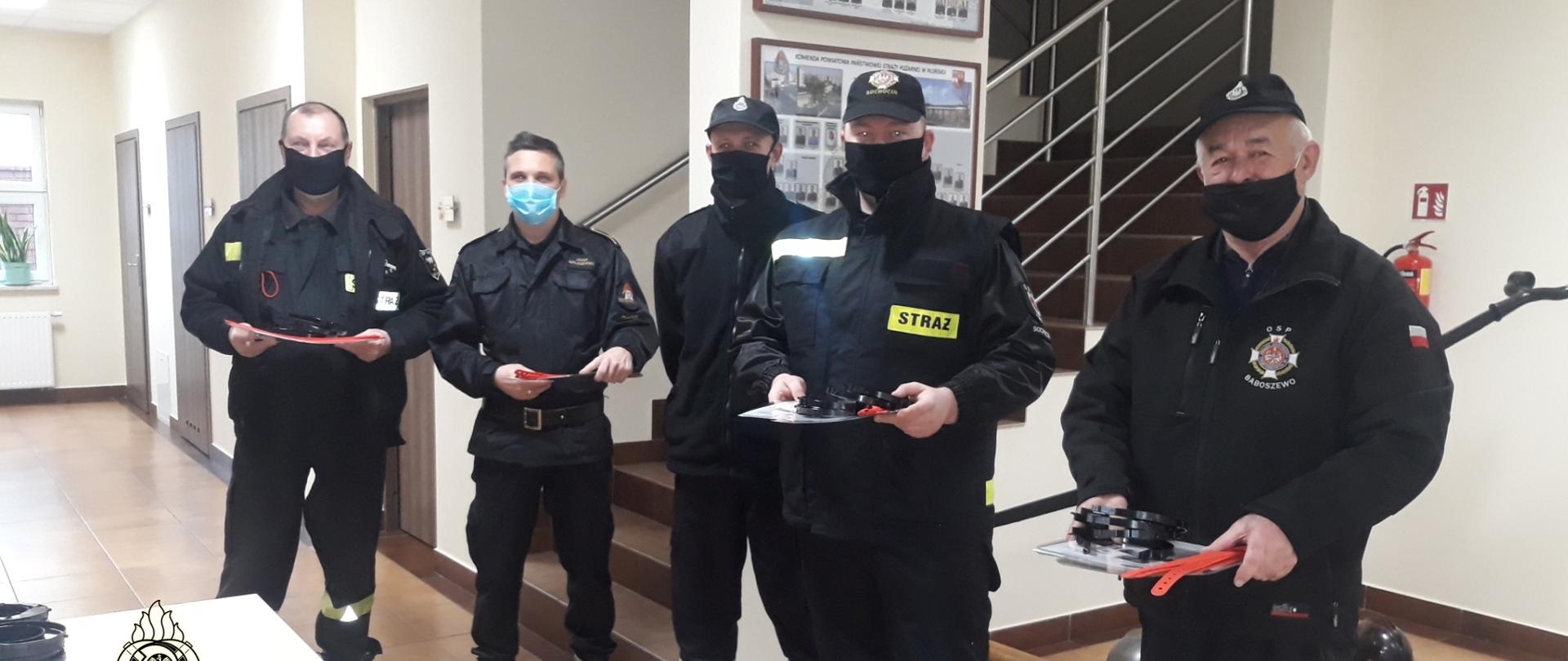 przekazanie środków, garaż strażnicy KP PSP Płońsk, strażacy w ubraniach koszarowych i dowódczo - sztabowych