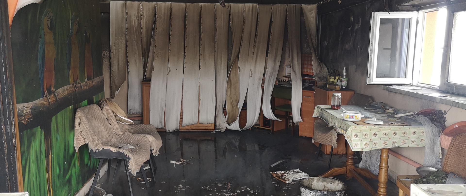 widok pomieszczenia po pożarze.Na zdjęciu widoczne opalone ściany