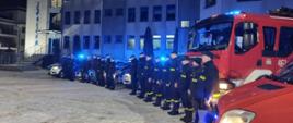widoczni funkcjonariusze KPP w Kępnie oraz KP PSP w Kępnie podczas oddawania hołdu zamordowanym Policjantom.