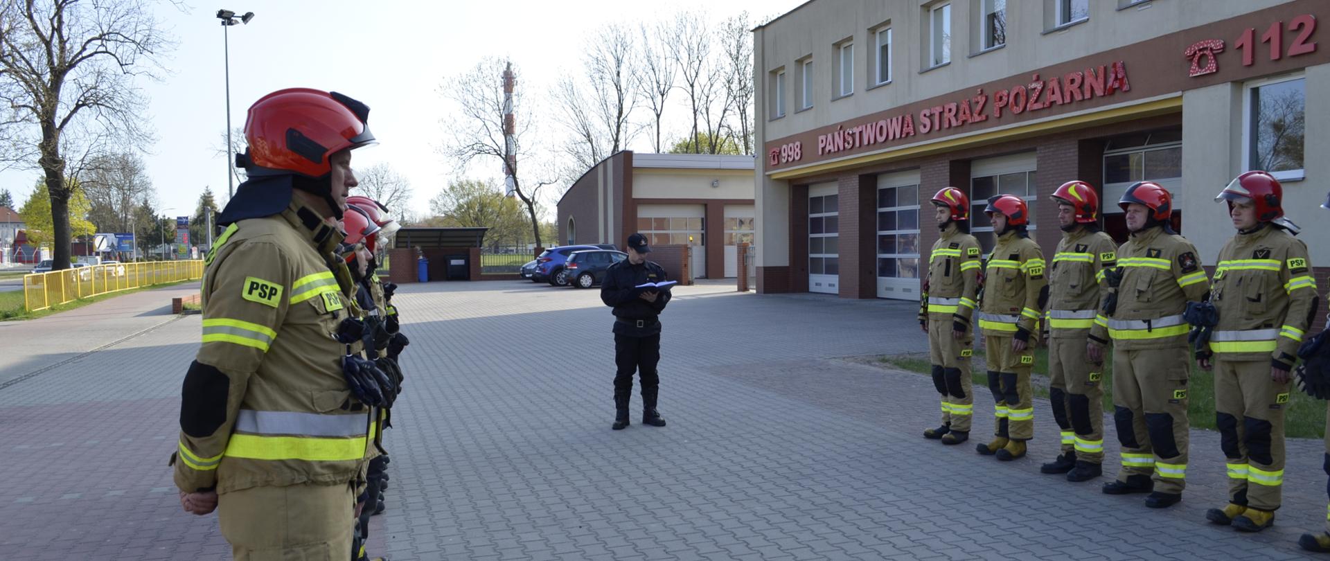 Zdjęcie przedstawia zmianę służby przed budynkiem KP PSP w Wałczu