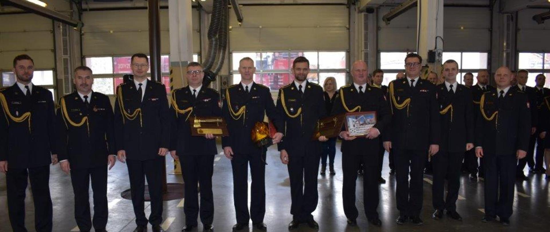 Uroczysta zbiórka w związku z nabyciem praw do zaopatrzenia emerytalnego funkcjonariuszy z KM PSP OLSZTYN