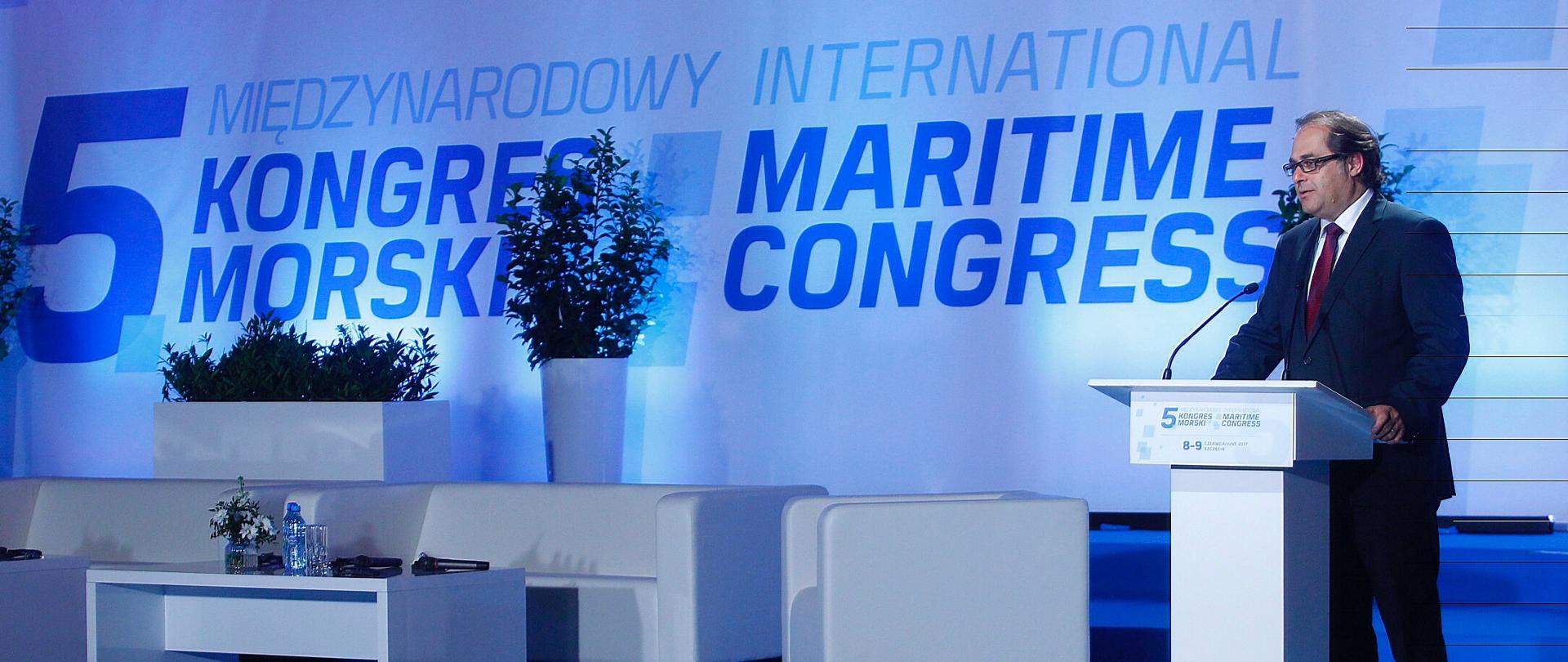 Na zdjęciu minister Marek Gróbarczyk przemawia na scenie