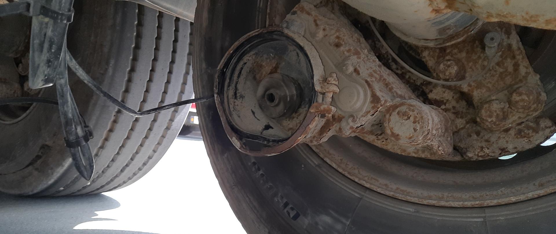 Zdemontowany siłownik i odłączone przewody hamulcowe przy jednym z kół naczepy wykluczonej z ruchu przez funkcjonariuszy mazowieckiej Inspekcji Transportu Drogowego.