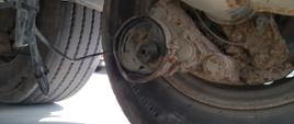 Zdemontowany siłownik i odłączone przewody hamulcowe przy jednym z kół naczepy wykluczonej z ruchu przez funkcjonariuszy mazowieckiej Inspekcji Transportu Drogowego.