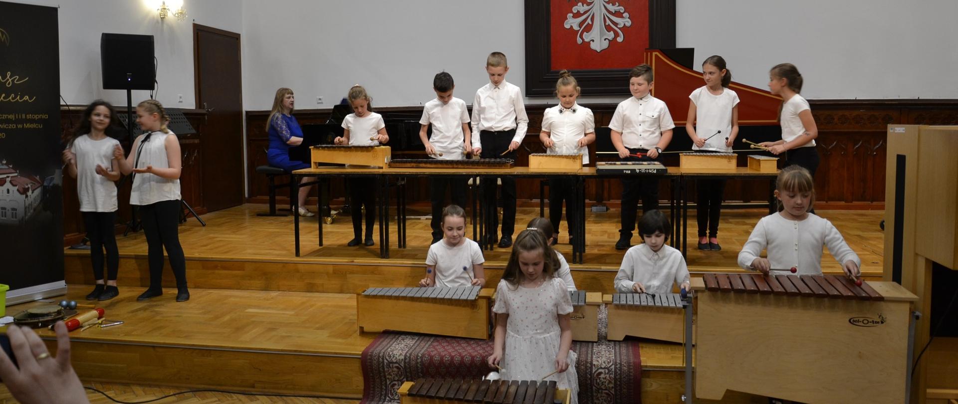 członkowie zespołu instrumentów Orfa podczas koncertu z okazji dnia matki na scenie w Sali Królewskiej PSM mielec