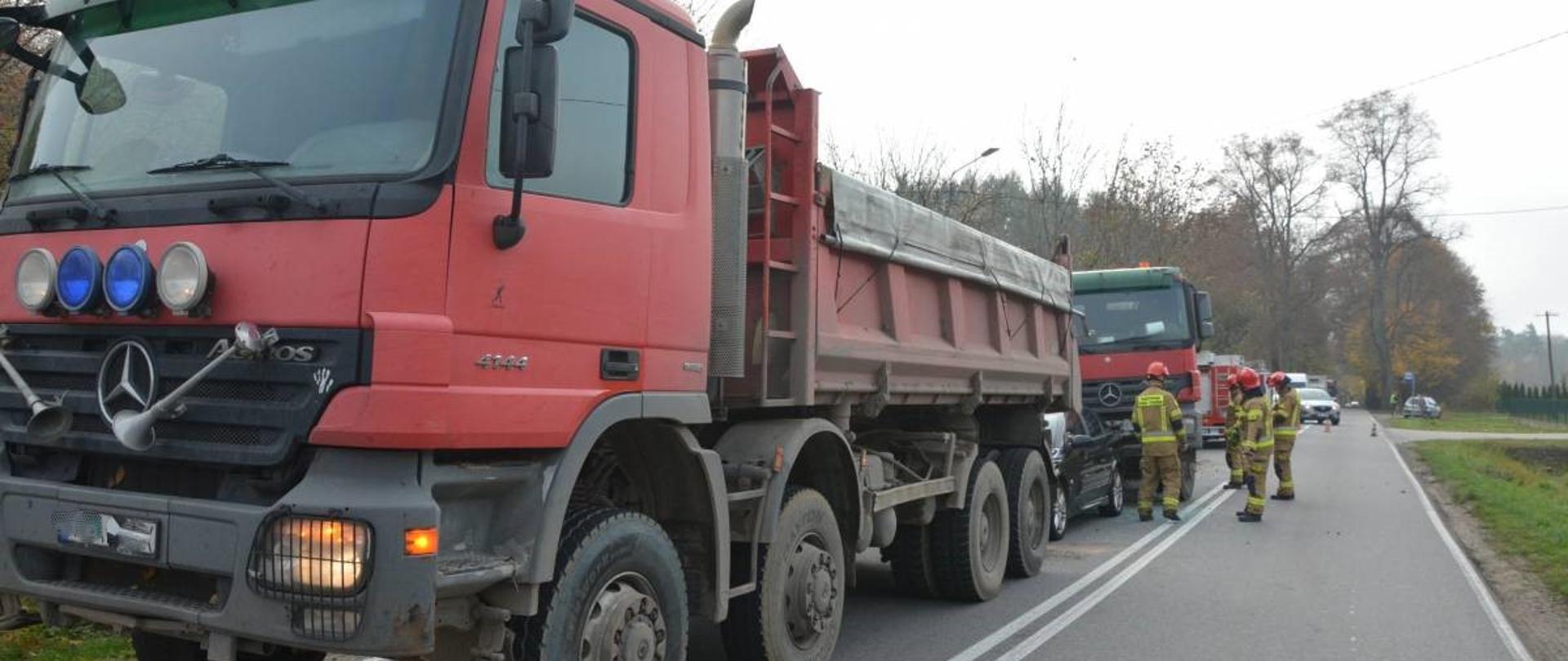Znajdujące się na jezdni samochody biorące udział w wypadku