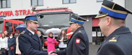 Komendant powiatowy dziękuje odchodzącemu ze służby dowódcy zmiany za wieloletnią służbę