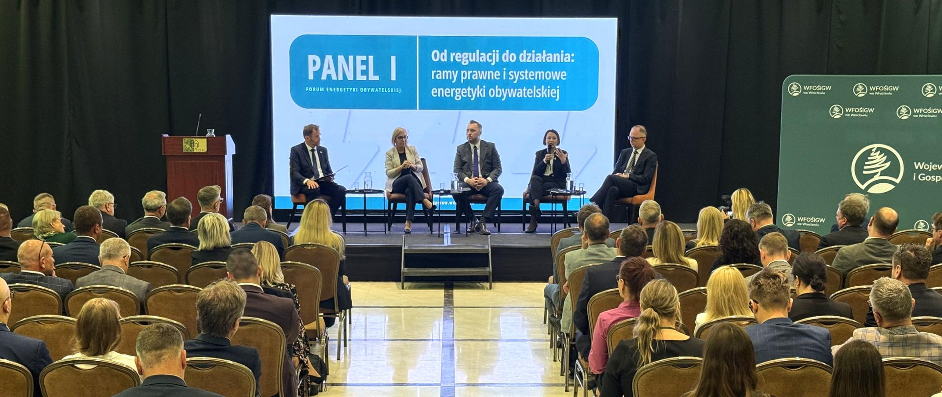 Zdjęcie grupy ludzi podczas konferencji