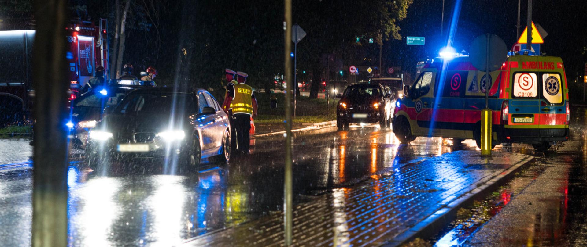 Potrącenie osoby pieszej na ulicy Biskupa Antoniego Laubitza w Inowrocławiu, na miejscu zdarzenia służby prowadzące swoje działania