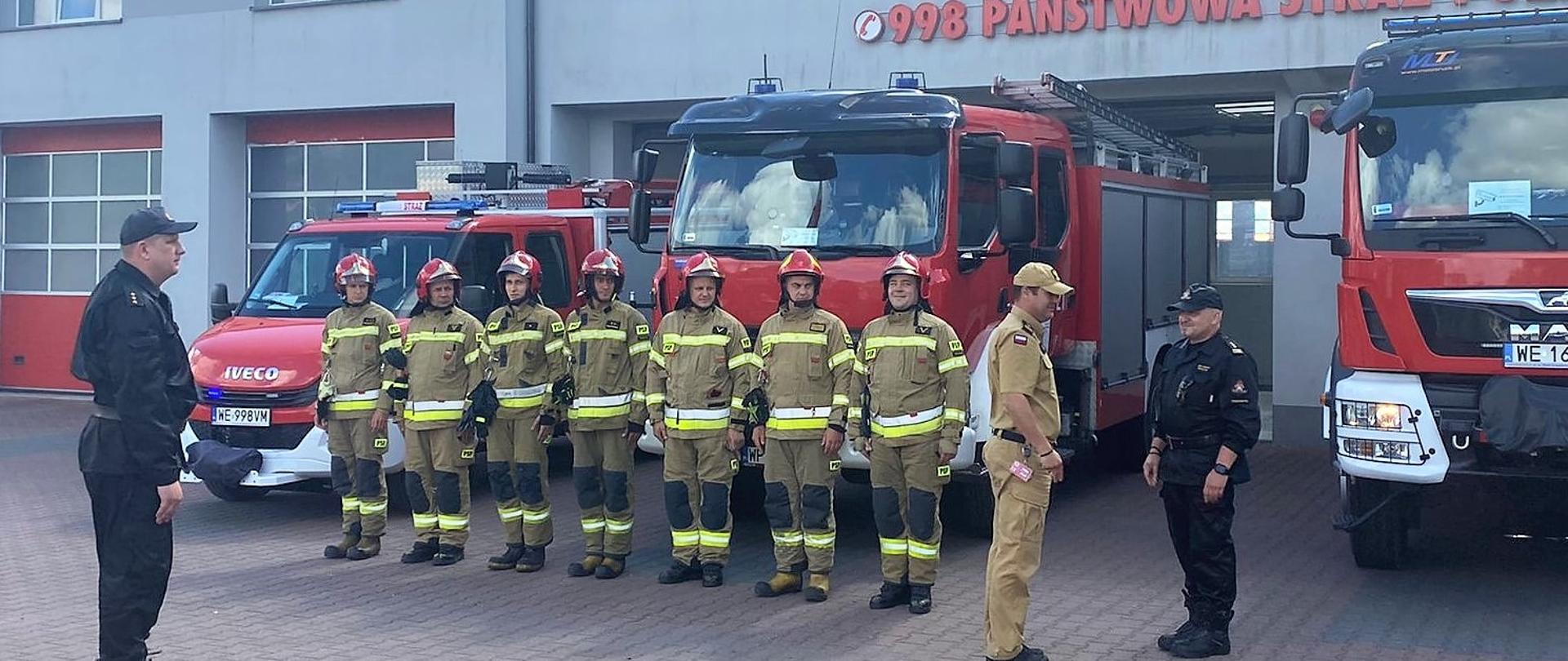 W dniu 10 sierpnia 2022 r. Zastępca Mazowieckiego Komendanta Wojewódzkiego st.bryg. Artur Gonera wizytował Komendę Powiatową Państwowej Straży Pożarnej w Przasnyszu oraz jednostki OSP z terenu powiatu przasnyskiego.
W jednostkach OSP Jednorożec, OSP Krzynowłoga Mała i Mchowo odbyły się spotkania z licznie przybyłymi przedstawicielami jednostek OSP znajdujących się na terenie powiatu przasnyskiego i włodarzami samorządów gminnych.
Wizytacja miała na celu sprawdzenie warunków socjalno-bytowych w remizach OSP oraz wyposażenia jakim dysponują jednostki . Spotkanie było dobrą okazją na przeprowadzenie rozmów z druhami na temat ich problemów i potrzeb, a także planów rozwojowych na przyszłość w ich jednostkach.
Naczelnicy OSP zaprezentowali posiadany sprzęt ratowniczy, wyposażenie i pojazdy ratowniczo-gaśnicze.
Zastępca Mazowieckiego Komendanta Wojewódzkiego PSP podziękował druhom OSP za zaangażowanie i pracę społeczną, którą wkładają w życie swoich jednostek oraz działania ratownicze i pomoc w celu zapewnienia bezpieczeństwa na terenach swoich gmin. Rozmawiał z druhami o ustawie o ochotniczych strażach pożarnych, przedstawiając jej najważniejsze założenia wskazując, jakie korzyści niesie dla strażaków ochotników wprowadzony akt prawny- świadczenia ratowniczego, ubezpieczenia i ochrony prawnej druhów uczestniczących w działaniach ratowniczych.
W wizytacji uczestniczyli również:
• st.bryg. Waldemar Białczak – Komendant Powiatowy PSP w Przasnyszu
• Pani Grażyna Wróblewska- Wójt Gminy Przasnysz
• Pan Krzysztof Iwulski- Wójt Gminy Jednorożec
• Pan Jerzy Humiecki – Wójt Gminy Krzynowłoga Mała
Opracowanie i zdjęcia: Oficer prasowy Komendanta Powiatowego PSP w Przasnyszu kpt. Piotr Kuligowski.
