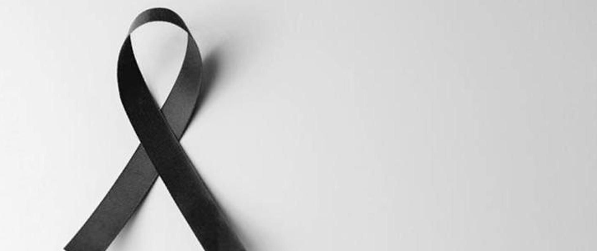 czarna wstążka żałobna na jasnym tle