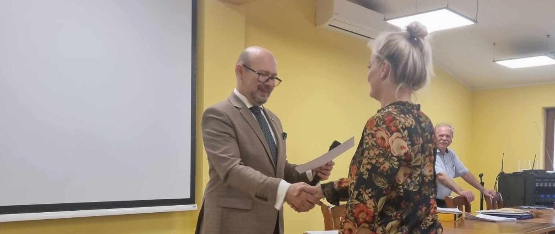 wreczenie dyplomu ukonczenia szkolenia