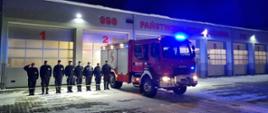 Oddanie hołdu policjantom, którzy zginęli na służbie - 5.12.2023 r. - przed strażnicą PSP stoją strażacy i pojazd PSP.