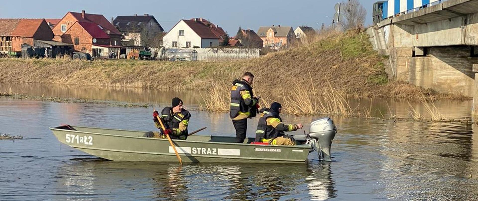 strażacy na łodzi