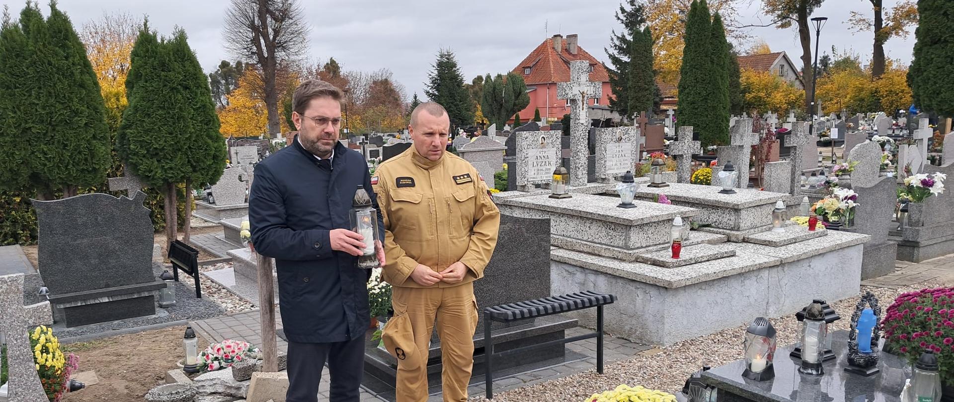 Zdjęcie zrobione na cmentarzu, w hołdzie strażakom, którzy odeszli na wieczną służbę. Komendant powiatowy PSP z wójtem gminy Braniewo.