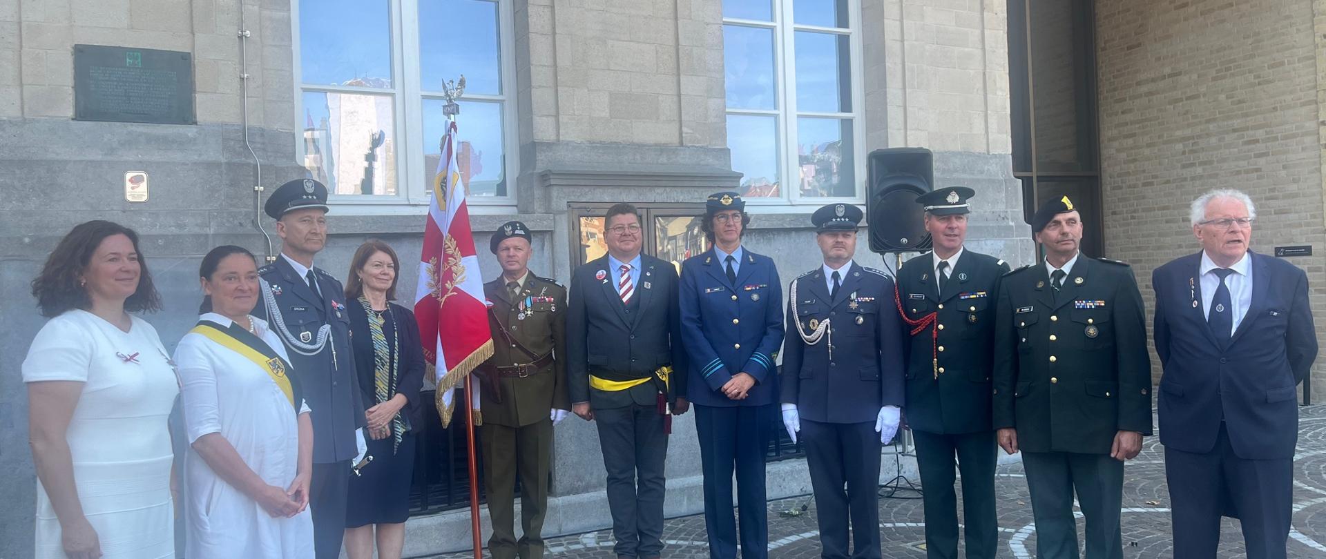 11 people standing outside the City Hall of Roeselare. Forth from the left Madame Katarzyna Skórzyńska, Chargé d'affairs a.i. of Poland in Belgium