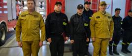 Patrząc od lewej stoją Komendant Powiatowy PSP w Grodzisku Maz. st. bryg. Krzysztof Tryniszewski, mianowany na stanowisko Dowódcy Zmiany kpt. Piotr Szałas, mianowany na stanowisko Zastępcy Dowódcy Zmiany st. asp. Łukasz Mikulski oraz Dowódca JRG kpt. Mariusz Wołowski. W tle koledzy ze zmiany oraz samochodu pożarnicze.