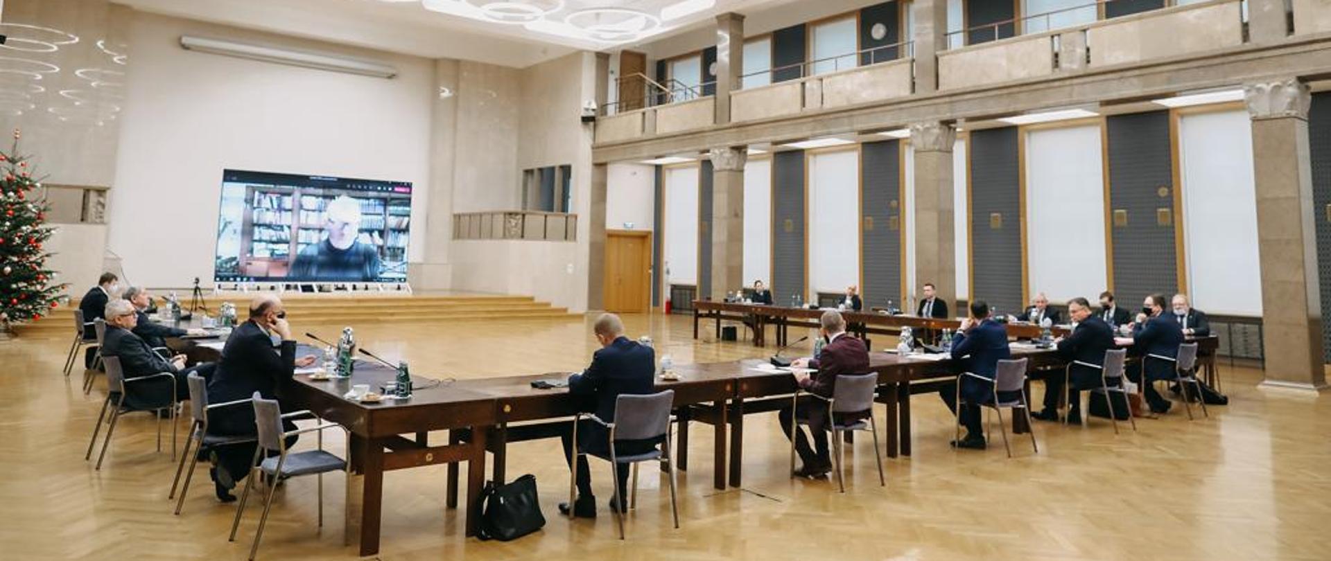 Premier Mateusz Morawiecki podczas spotkania w sprawie raportu o polskich stratach wojennych.