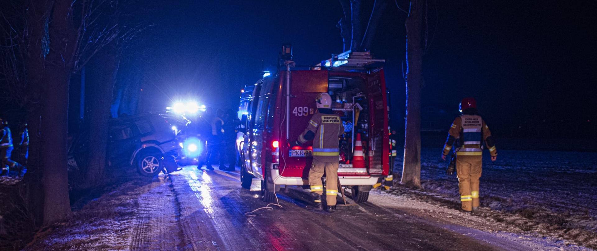 Zdjęcie przedstawia samochód pożarniczy jednostki OSP Biadki na drugim planie rozbity samochód nissan x-trail oraz karetka pogotowia