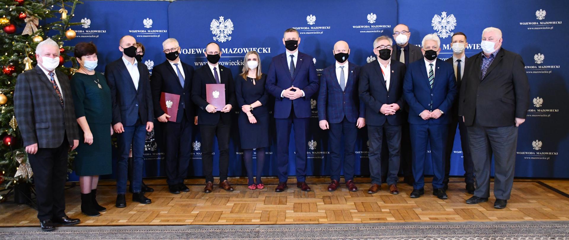 Na zdjęciu widać kobiety i mężczyzn