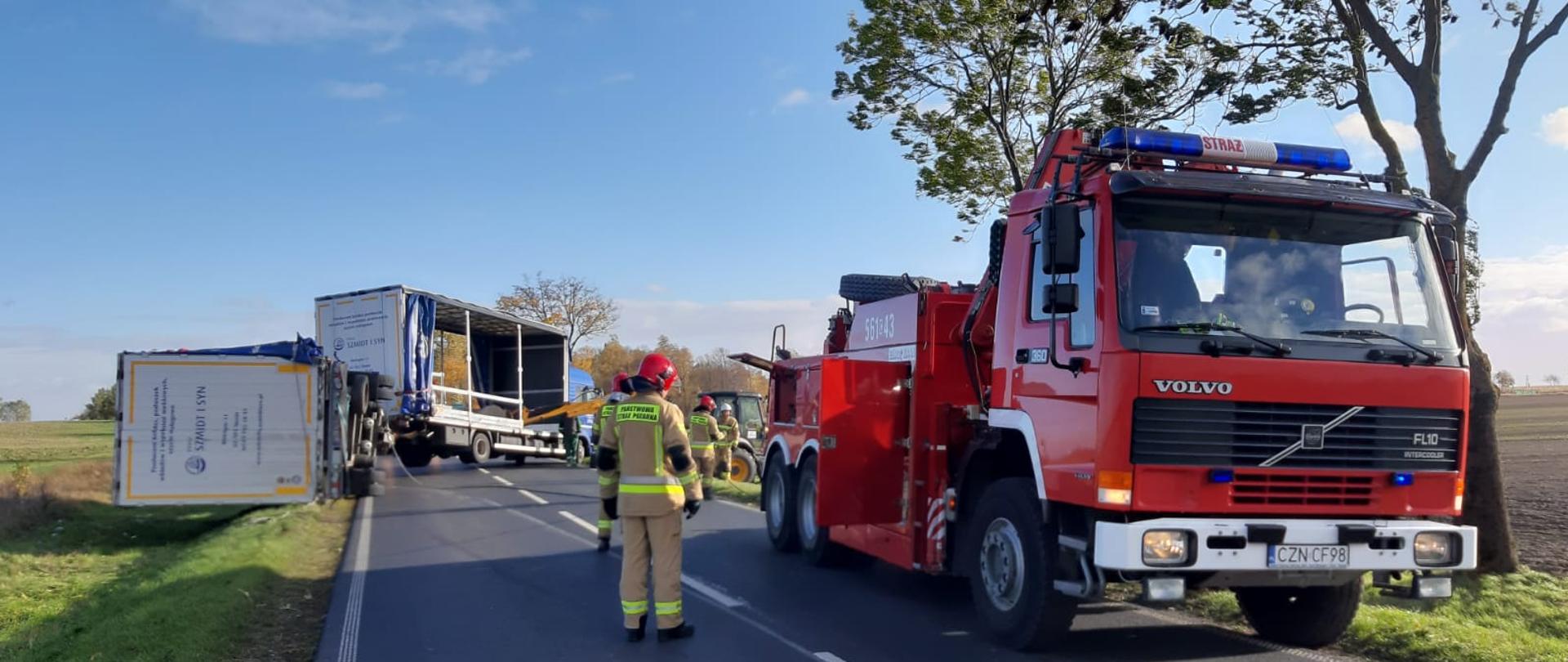 Na zdjęciu strażacy podczas działań usuwania skutków wichury