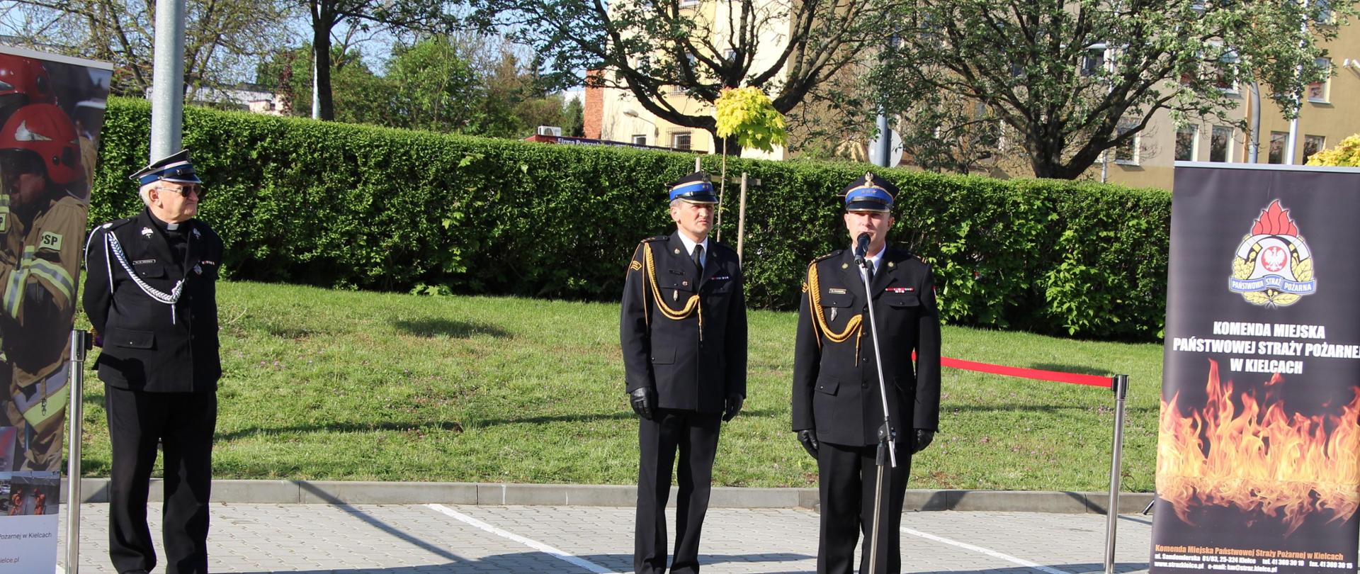Na zdjęciu od lewej: ks. Marek Mrugała – kapelan świętokrzyskich strażaków, bryg. Mariusz Góra – komendant miejski PSP w Kielcach, st. bryg. Marcin Charuba – zastępca świętokrzyskiego komendanta wojewódzkiego PSP.