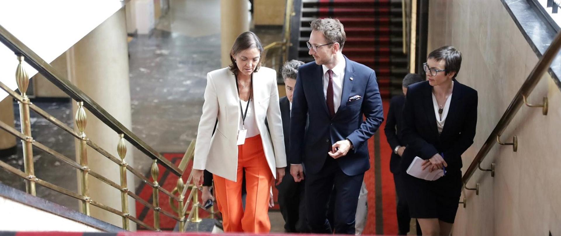 Minister rozwoju i technologii Waldemar Buda rozmawia z minister przemysłu, handlu i turystyki Hiszpanii Reyes Maroto, minister Buda i minister Maroto idą po schodach w MRiT