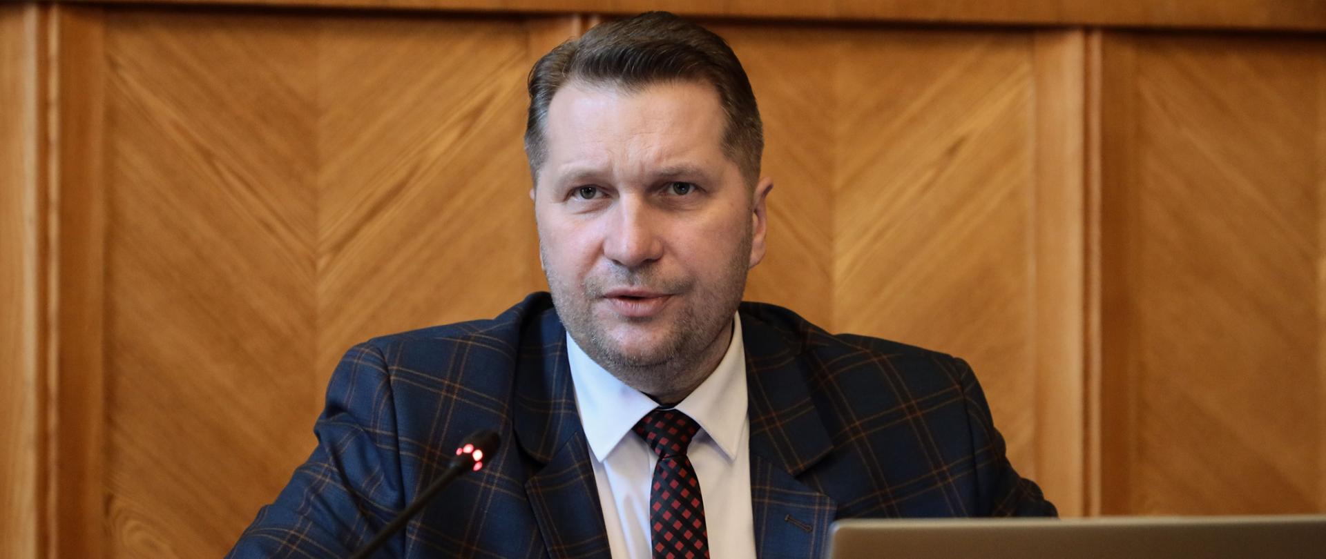 minister Przemysław Czarnek przemawia podczas spotkania ze związkami zawodowymi