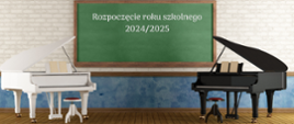 Po dwóch stronach sali stoją otwarte fortepiany: czarny i biały. Na ścianie po środku wisi zielona tablica szkolna z napisem rozpoczęcie roku szkolnego 2024/2025