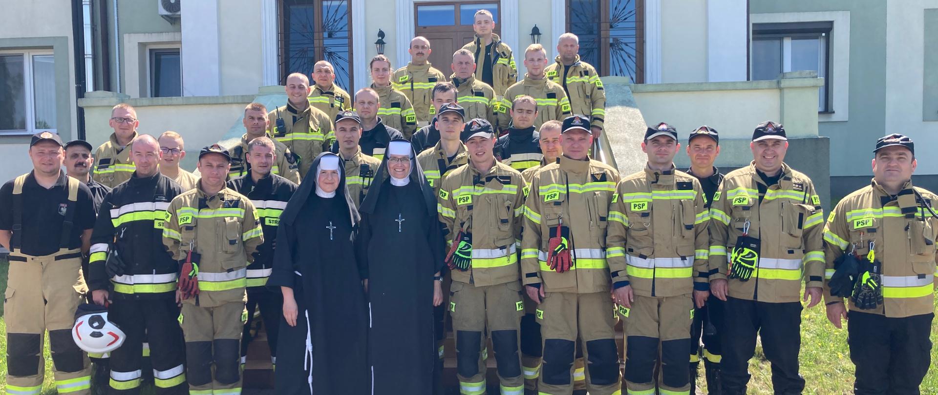 Ćwiczenia DPS Życzyn strażacy biorący udział w ćwiczeniach