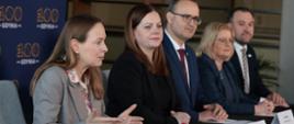 Na zdjęciu minister funduszy i polityki regionalnej Katarzyna Pełczyńska-Nałęcz w towarzystwie innych uczestników spotkania