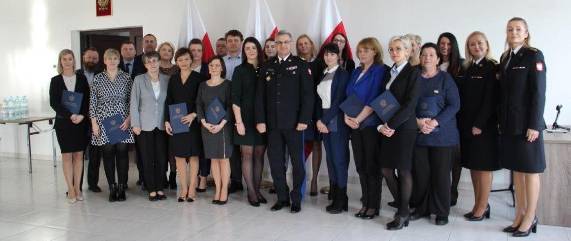 zdjęcie przedstawia grupę wyróżnionych pracowników cywilnych 