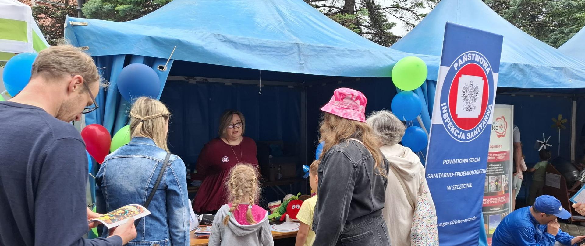 Jarmark Jakubowy 2025, ludzie przy stoisku 