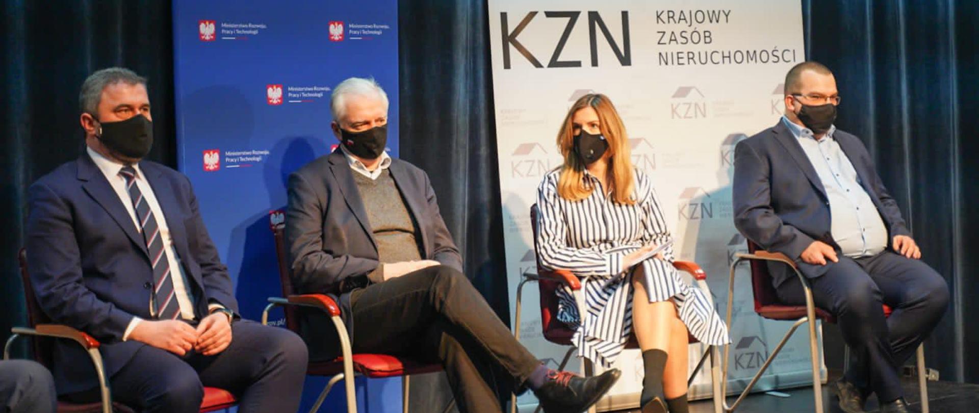 Zdjęcie przedstawia uczestników konferencji prasowej dot. podpisania porozumienia o współpracy między KZN a 13 gminami - wicepremiera Jarosława Gowina, wiceminister Annę Kornecką, wiceprezesa KZN Michała Srokę