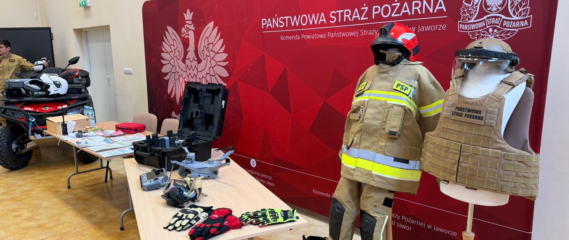 Strażackie stanowisko na targach pracy