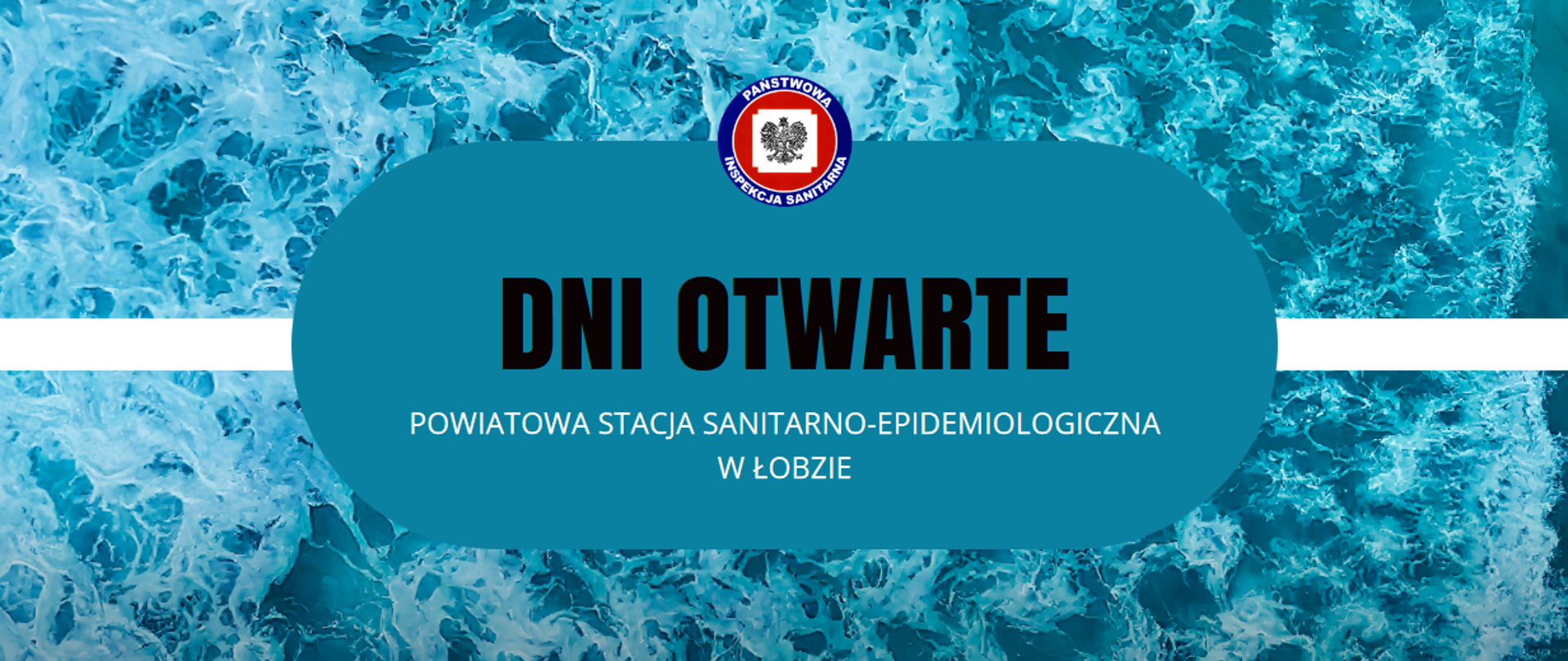 Na grafice na niebieskim tle, na górze znajduje się logo Państwowej Inspekcji Sanitarnej. Poniżej jest napisane: DNI OTWARTE, POWIATOWA STACJA SANITARNO-EPIDEMIOLOGICZNA W ŁOBZIE. W tle widoczna jest woda.