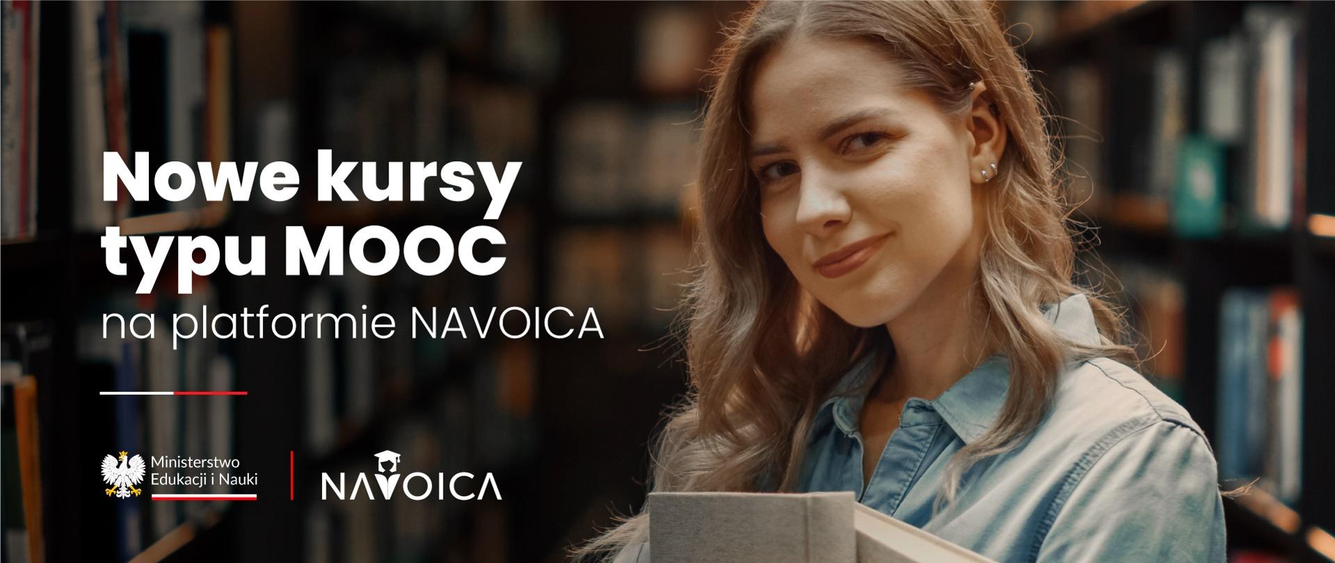 Młoda kobieta stoi w bibliotece, obok napis Nowe kursy typu MOOC na platformie Navoica.