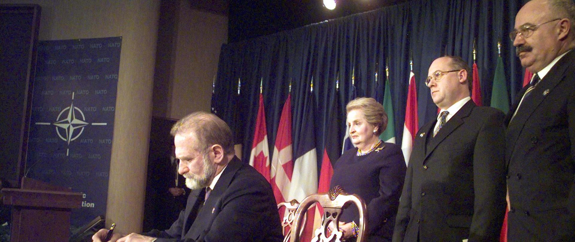 Polska, Czechy i Wêgry zosta³y w pi¹tek, 12 bm. oficjalnie przyjête w poczet cz³onków NATO. Podczas uroczystoci w Independence (Missouri, USA), sekretarz stanu USA Madeleine Albright przyjê³a dokumenty akcesyjne z r¹k szefów dyplomacji nowych pañstw cz³onkowskich -
Bronis³awa Geremka, Jana Kavana (Czechy) i Janosa Martonyiego (Wêgry). Na zdjêciu: szef polskiej dyplomacji Bronis³aw Geremek (przy stole) podpisuje w Bibliotece Trumana w Independence dokumenty akcesyjne cz³onkostwa Polski w NATO. Za nim od lewej stoj¹: amerykañska sekretarz stanu Madeleine Albright, czeski minister spraw zagranicznych Jan Kavan i wêgierski minister spraw zagranicznych Janos Martonyi. PAP/EPA
(CLIFF SCHIAPPA)