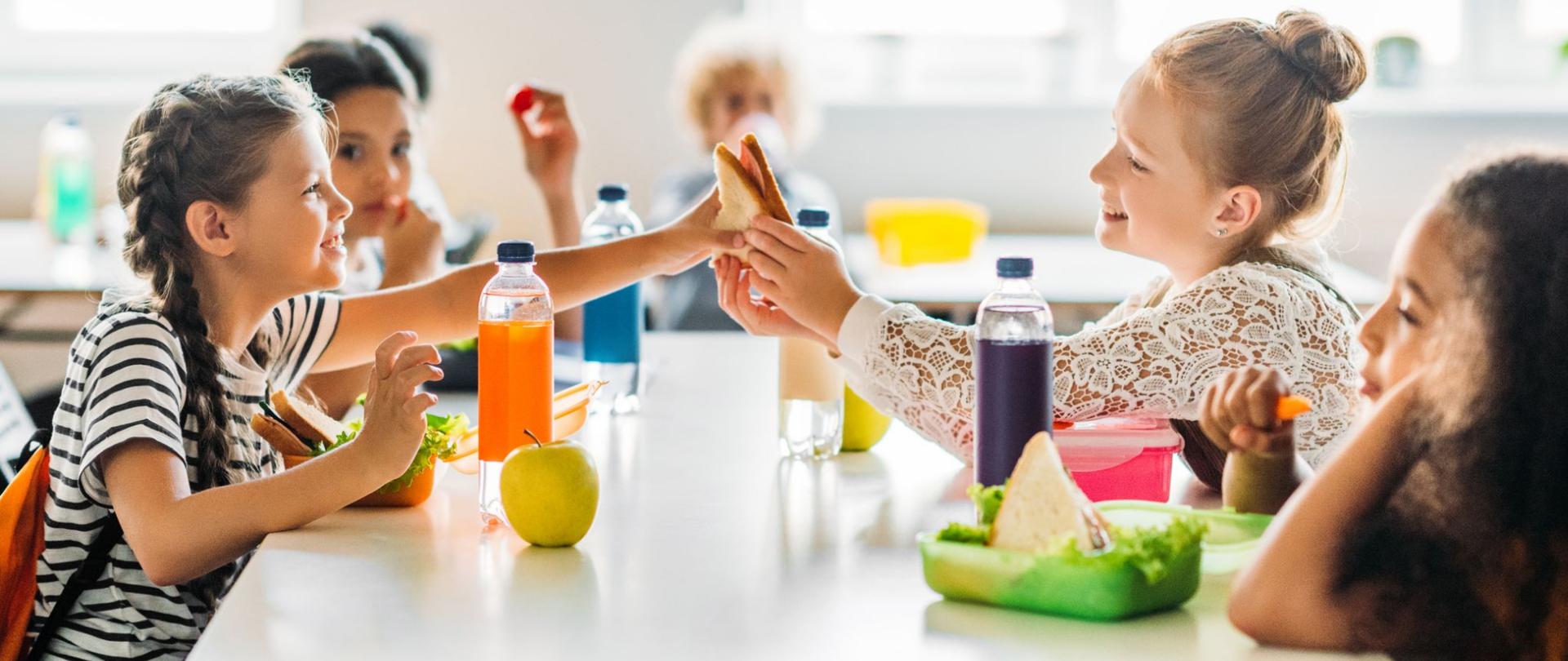 Na zdjęciu są dzieci jedzące śniadanie.