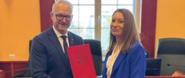 Posiedzenie Wojewódzkiej Rady Dialogu Społecznego: wojewoda Radosław Król wręcza powołanie na członka rady Monice Choroszewskiej-Pleńkowskiej
