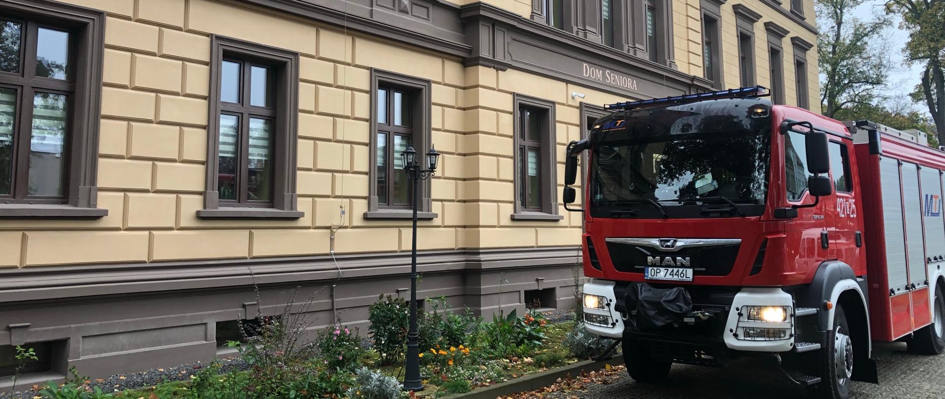 Na zdjęciu ciężki samochód Ratowniczo-Gaśniczy z Jednostki Ratowniczo-Gaśniczej nr 1 PSP w Kędzierzynie-Koźlu w czasie ćwiczeń obiektowych w Domu Seniora