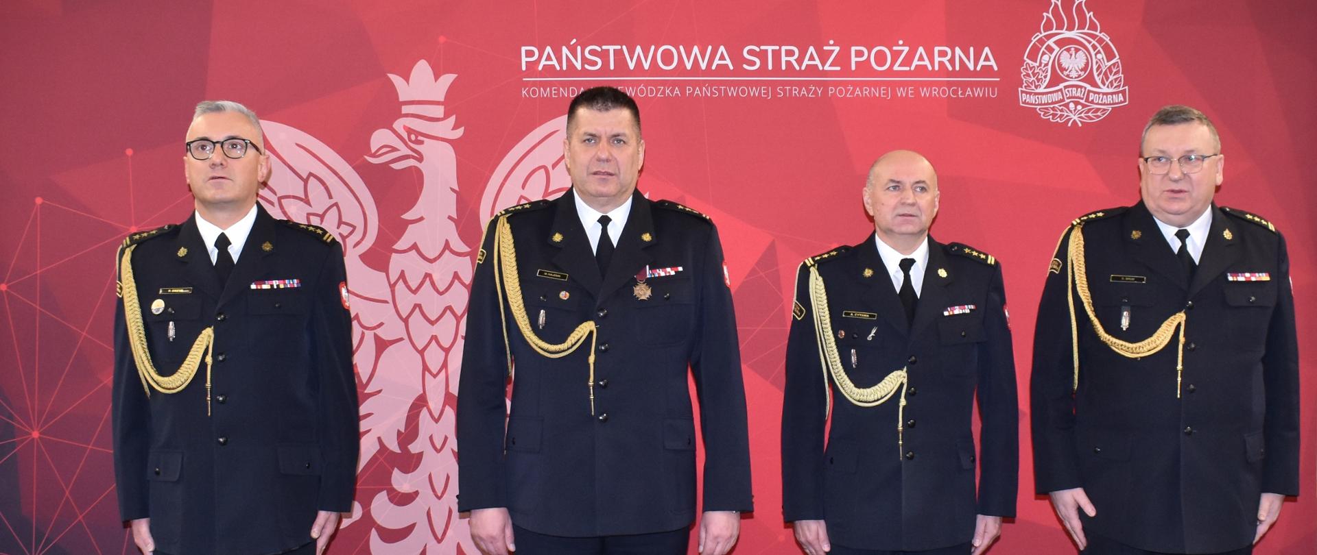 Strażak stojąc podczas uroczystości.