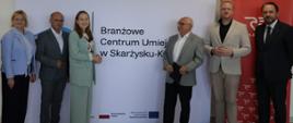Na zdjęciu minister funduszy i polityki regionalnej Katarzyna Pełczyńska-Nałęcz w towarzystwie innych uczestników spotkania