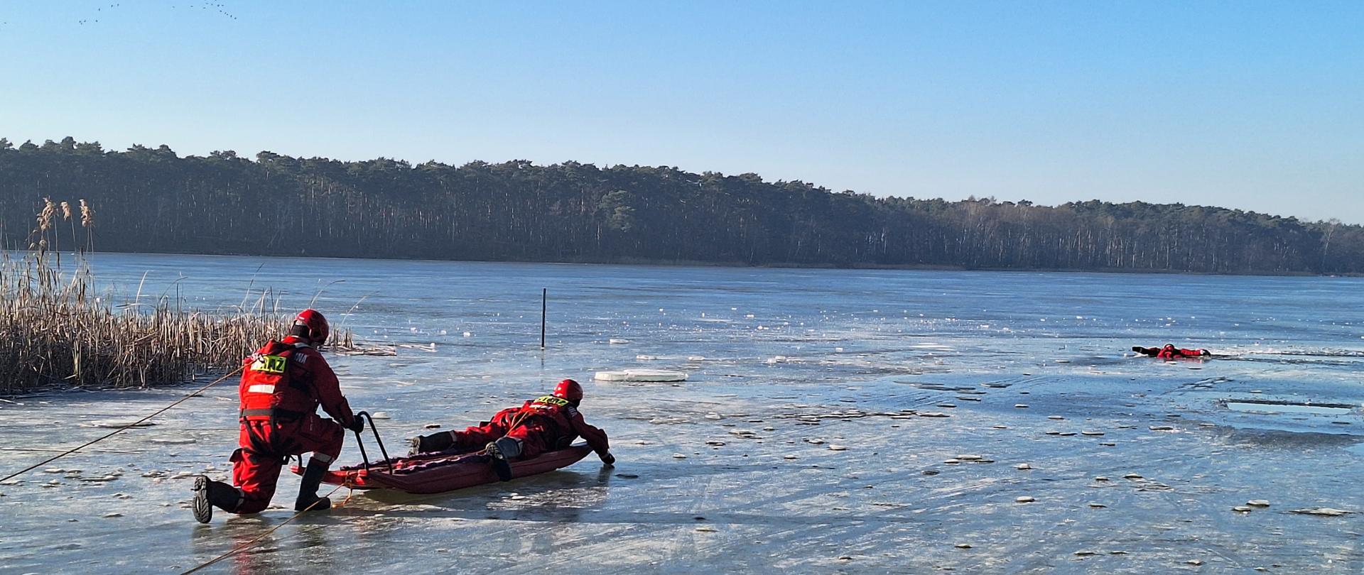 ćwiczenia z ratownictwa lodowego na jeziorze kuźnickim.