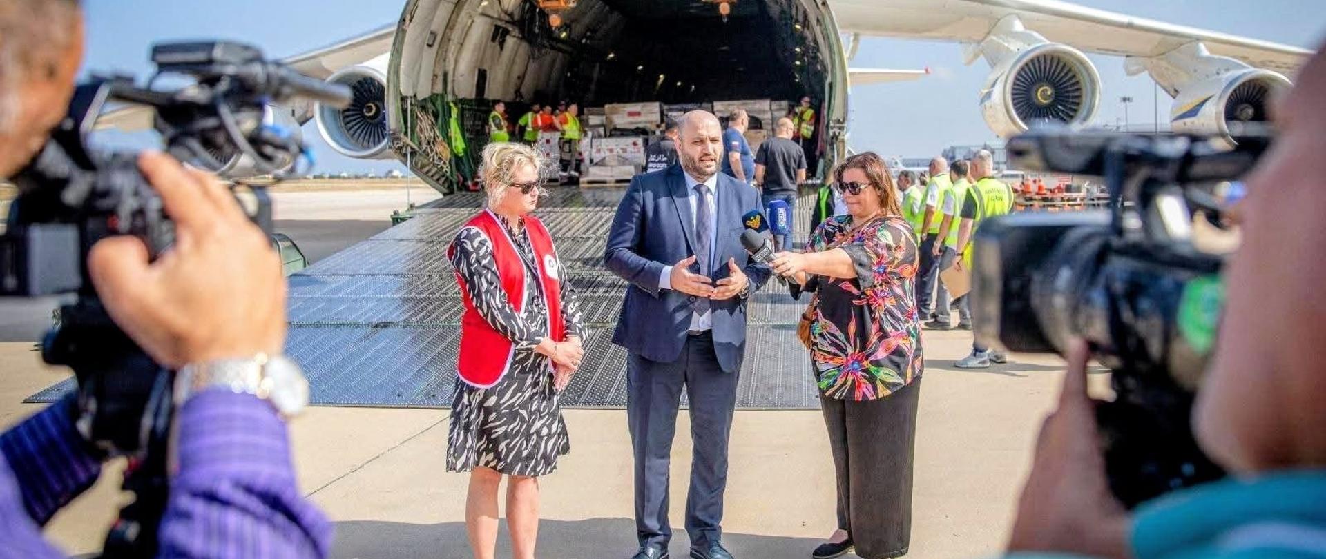 Odbiór pierwszego transportu polskiej pomocy humanitarnej, na zdjęciu po lewej Ambasador RP w Bejrucie