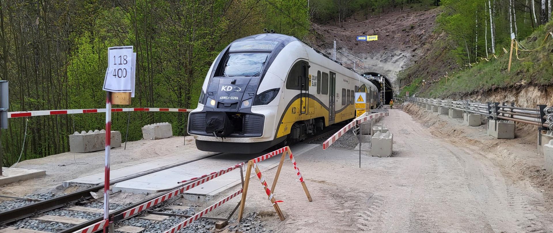 Pociąg w tunelu w Trzcińsku