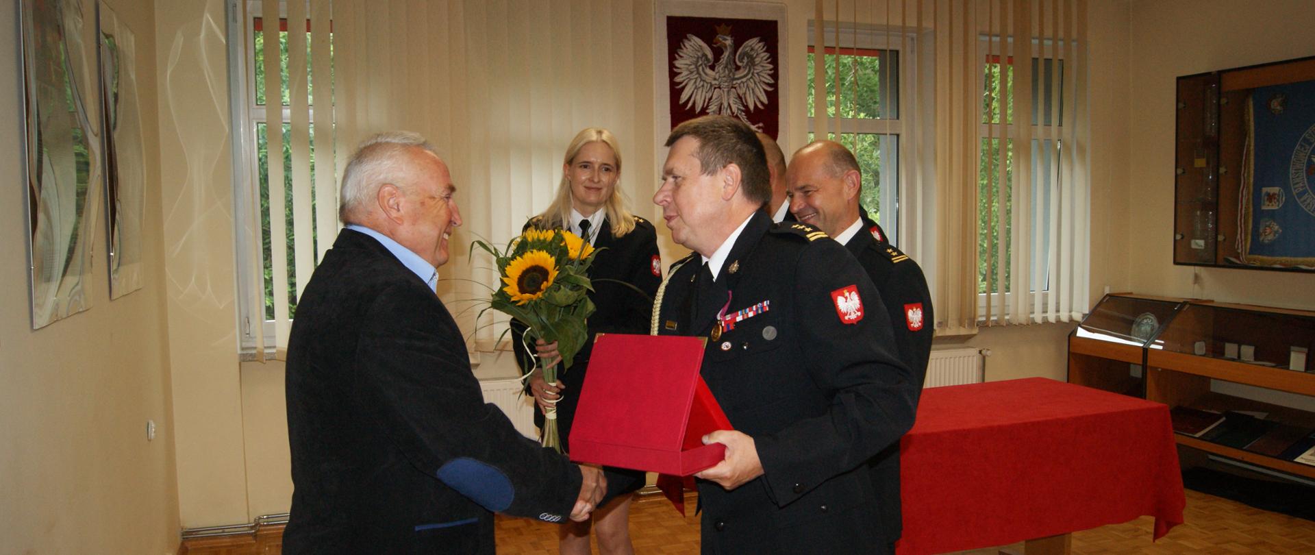 Odejście na emeryturę Ryszarda Kabaty. Podziękowania komendanta miejskiego.