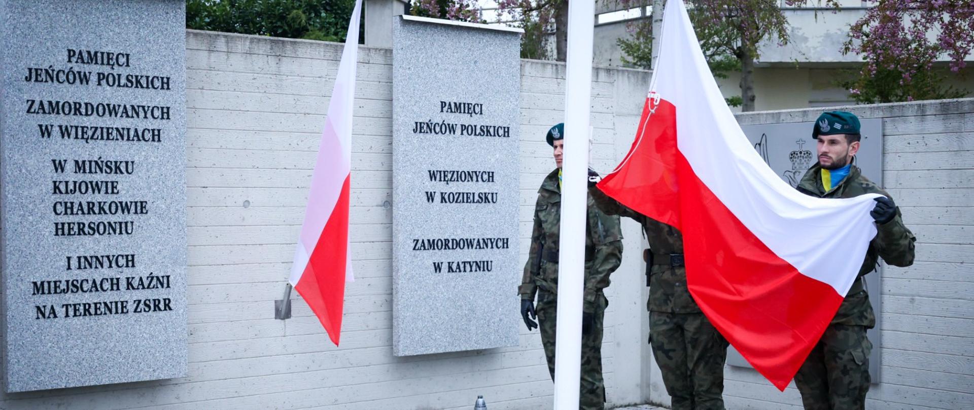 Żołnierze przygotowują się do wciągnięcia flagi na maszt.