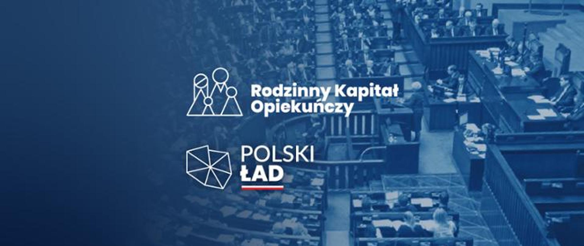zdjęcie sali obrad Sejmu z niebieską nakładką kolorystyczną i napisami Rodzinny Kapitał Opiekuńczy oraz Polski Ład